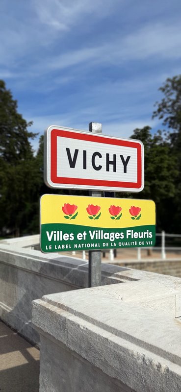 Panneau à l'entrée de Vichy