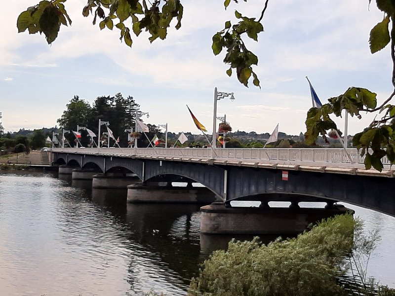 Vichy, pont de Bellerive avec des drapeaux de plusieurs pays étrangers