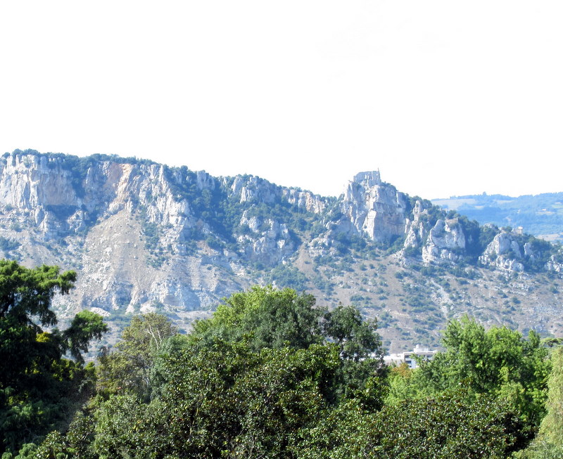 Depuis le parc Jouvet à Valence, vue des ruines du château de Crussol, sur l'autre rive du Rhône.