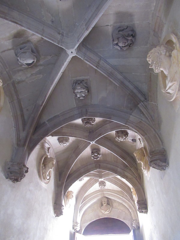 Valence, cathédrale Saint-Apollinaire, voûte ornée de têtes sculptées
